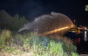 Vaartuig havendienst blust buitenbrand Westfrankelandsedijk Schiedam