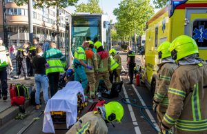 Scooterrijder bekneld onder tram na botsing Broersvest Schiedam