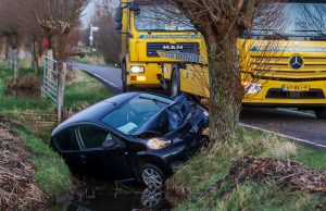 Auto belandt in de sloot bij ongeval Woudweg Schiedam / Vlaardingen