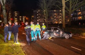 Ravage na crash tegen boom, bestuurder verdwenen Mozartlaan Schiedam