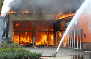 Woonwinkel verwoest door enorme brand Lylantse Baan Capelle aan den IJssel