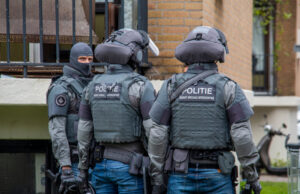 Arrestatieteam valt woning binnen na vuurwapendreiging Mgr Nolenslaan Schiedam