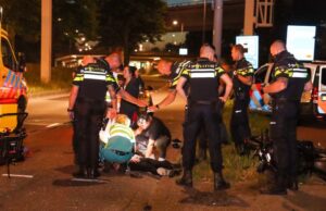Motorrijder zwaargewond na aanrijding Tjalklaan Rotterdam