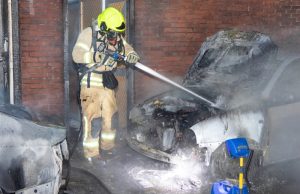 Twee auto’s in brand tegen woning Kornelis Speelmanstraat Vlaardingen