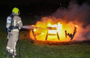 Kunststof picknicktafel en bankje in brand gestoken Harreweg Schiedam