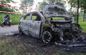 Auto volledig uitgebrand Broekpolderweg Vlaardingen