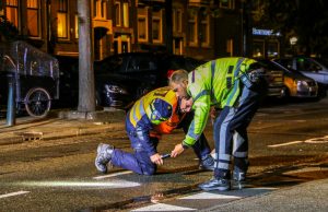 Fietser zwaargewond na aanrijding, auto ervandoor Claes de Vrieselaan Rotterdam