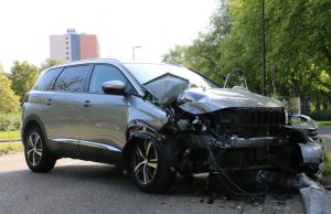 Auto rijdt tegen lantaarnpaal; twee gewonden Rozenlaan Maassluis