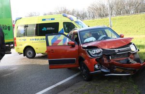 Gewonde na botsing tussen auto en vrachtwagen Coldenhovenlaan Maasdijk