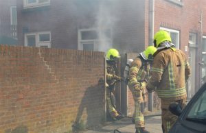 Stapel hout veroorzaakt veel rook in een woning Alberdingk Thijmstraat Schiedam
