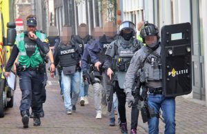 Arrestatieteam ingezet na valse melding schietpartij Roosbeek Schiedam