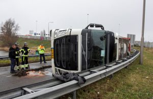 Vrachtwagen gekanteld in bocht A4 Vlaardingen