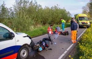 Gewonde bij aanrijding auto vs scooter Harreweg Schiedam
