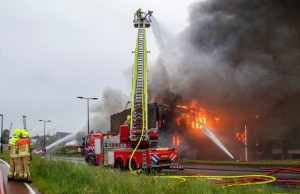 Zeer grote brand verwoest meerdere bedrijven Koningin Wilhelminahaven Vlaardingen