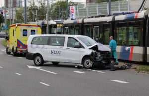 Flinke aanrijding tussen tram en taxibusje Nieuwe Damlaan Schiedam