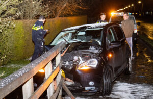 Brug doorboord auto na aanrijding Hoeksekade Bergschenhoek