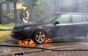 Brandweer heeft flinke klus aan autobrand Lusthofstraat Vlaardingen