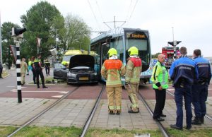 Auto klem tussen paal en tram na ongeval Rotterdamsedijk Schiedam