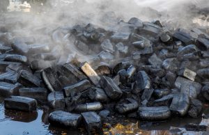 Grote rookwolken door brandende broden Industrieweg Rotterdam
