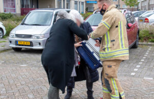 Hulp van brandweer voor kat onder motorcompartiment Kamilleveld Schiedam