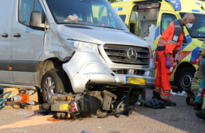 Man en vrouw op scooter komen onder bestelbus terecht Linschotenstraat Rotterdam