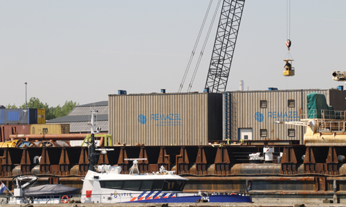 15 mei Verwarde man klimt op dak bedrijfspand Nieuwe Waterwegstraat Schiedam