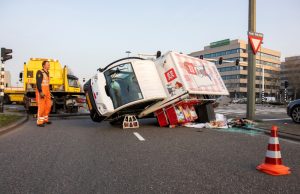 Picnic wagen in Schiedam kantelt op zijkant