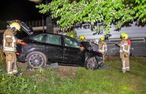 Auto rijdt boom uit de grond en knalt tegen gebouw Havendijk Schiedam