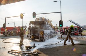 Brand in kraanwagen Tjalklaan Rotterdam