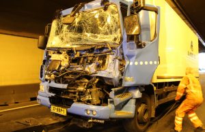 Botlektunnel A15 dicht na ongeval met vrachtwagens Botlektunnel Rotterdam