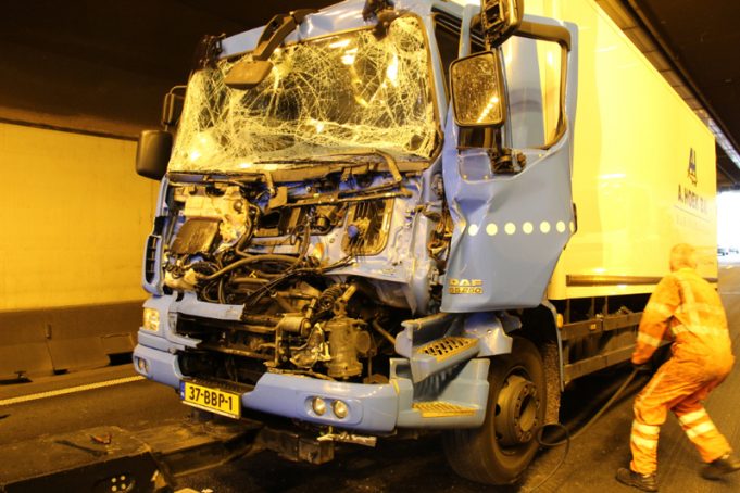 Botlektunnel A15 Dicht Na Ongeval Met Vrachtwagens Botlektunnel ...