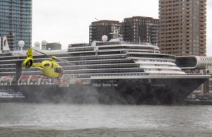 Krappe landing traumahelikopter bij ongeval met fietser Westerplein Rotterdam
