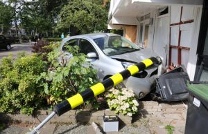 Auto botst tegen lantaarnpaal, boom en woning Handelstraat Berkel en Rodenrijs