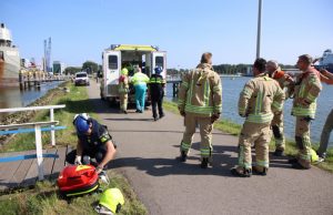 Gewonde man van boord schip gehaald Woudrichemstraat Rotterdam