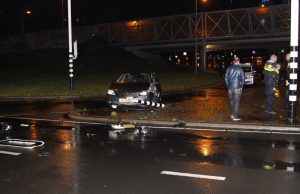 Auto knalt op verkeerslicht ‘s-Gravelandseweg Schiedam