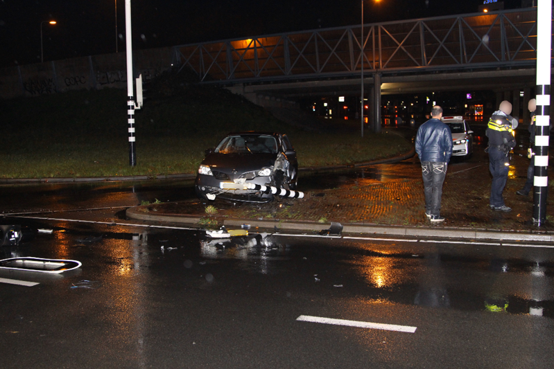Auto knalt op verkeerslicht 's-Gravelandseweg Schiedam - district8.net