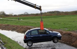 Twee auto’s te water Kandelaarweg Schiedam