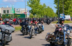 Stoet van honderden motorrijders door Schiedam S-Gravelandseweg Schiedam