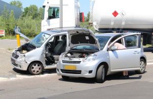 Inzet brandweer voor aanrijding tussen twee voertuigen Matlingeweg Rotterdam