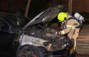 Auto in brand gestoken Binnensingel Vlaardingen