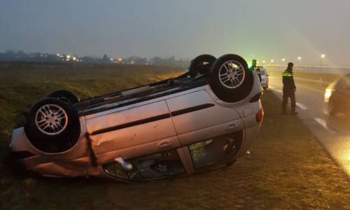 10 maart Weg dicht door auto over de kop N470 Delfgauw
