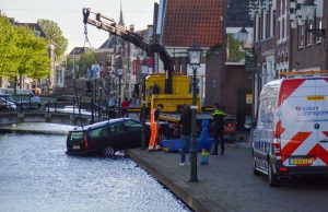 Voertuig raakt te water door vergeten handrem Zuidvliet Maassluis