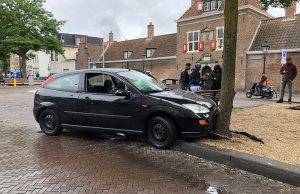Auto vliegt uit bocht en komt tegen boom tot stilstand Paviljoensgracht Den Haag