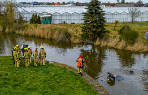 Auto te water langs de Maasdijk ‘s-Gravenzande
