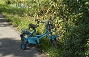 Korte zoekactie in sloot na aantreffen kinderfiets Breeveldpad in Maasland