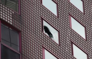 Meerdere gewonden bij brand op 16e verdieping van studentenflat Rijswijkseplein Den Haag