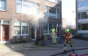 Behoorlijke rookontwikkeling bij woningbrand Newtonplein Schiedam