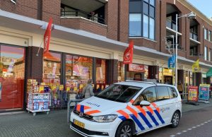 Politie zoekt naar man met mes Wateringen