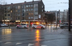 Dak dreigt van portiekflat te waaien Jonker Fransstraat Rotterdam