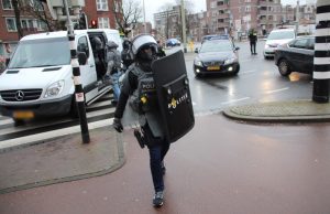 Arrestatieteam doet inval na schietincident Koningin Emmakade Den Haag